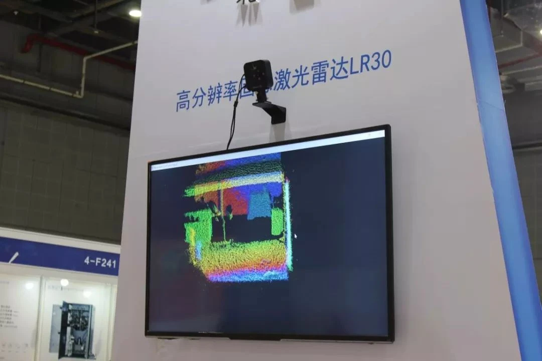 配图：除了此以为，北醒还展示了可用于无人驾驶辅助避障的北醒的第三代“龙”级固态激光雷达LR30。LR30用于感知环境，精确建图和定位导航，具有纯固态设计不含任何移动部件，最高可达640*480的高分辨率，最高30M探测CM级精度，可进行高达30Hz快速探测。
