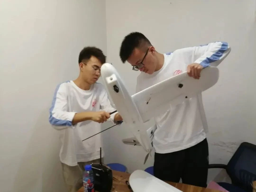 配图：在学生设计之初，对无人机关键的定高技术罗列了几种方案：激光雷达、气压计、IMU、超声波、视觉，但在实际应用场景中会因为部分方案本身局限性导致定高失准，最终分析决定使用激光雷达定高，可有效避免其他方案的弊端。