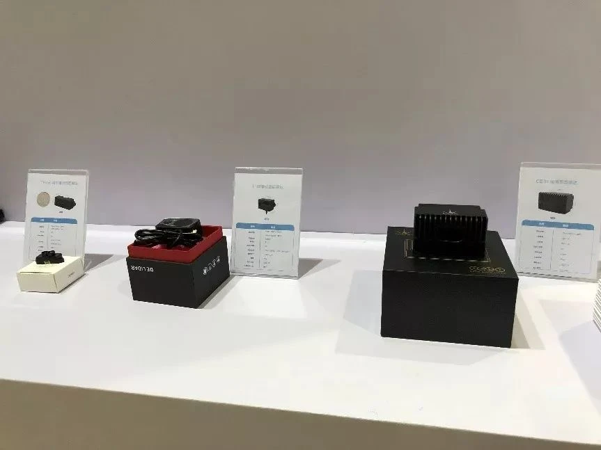 配图：除了此以为，北醒还展示了可用于无人驾驶辅助避障的北醒的第三代“龙”级固态激光雷达LR30。LR30用于感知环境，精确建图和定位导航，具有纯固态设计不含任何移动部件，最高可达640*480的高分辨率，最高30M探测CM级精度，可进行高达30Hz快速探测。
