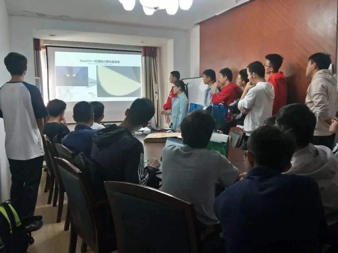 配图：中国国际飞行器设计挑战赛（China Aeromodelling Design Challenge）简称CADC，由国家体育总局主办，自2004年起已成功举办15届。